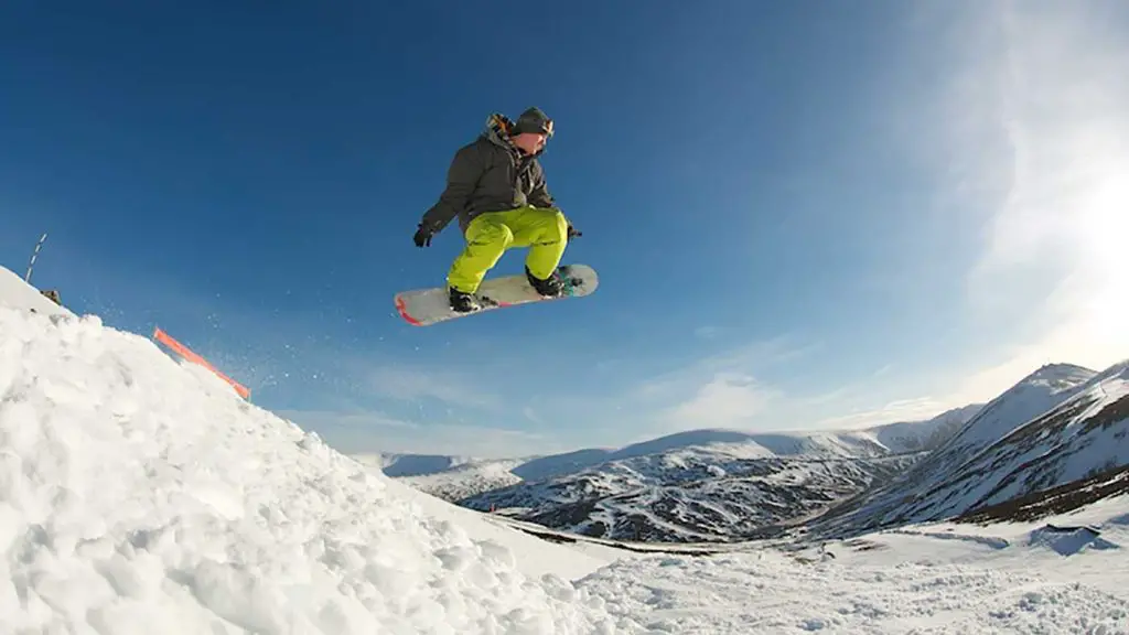 Skiing and Snowboarding in Glenshee